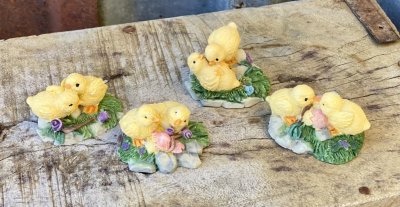 Små gula gulliga påsk kycklingar att dekorera med. Finns i fyra olika modeller -Viskade kyckling -Pussande kycklingar -Kycklinga