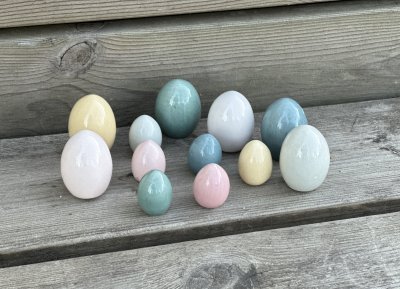 Färgglada ägg i porslin