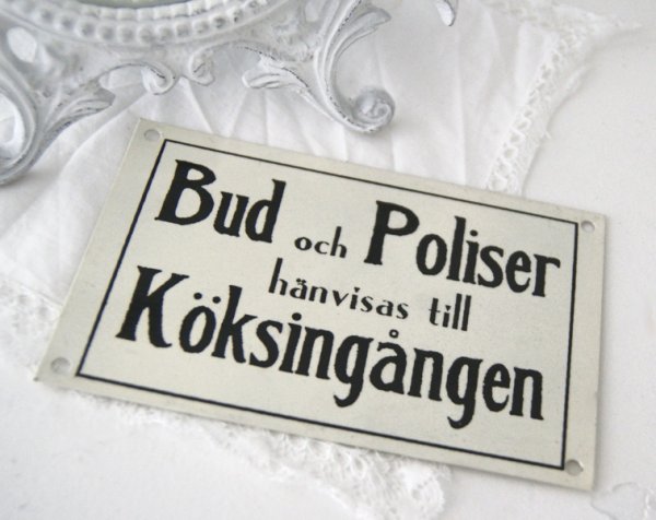 Gammeldags designad  plåt skylt i nostalgi stil med tex Bud och Poliser hänvisas till Köksingången. Cream vit med svart text. I