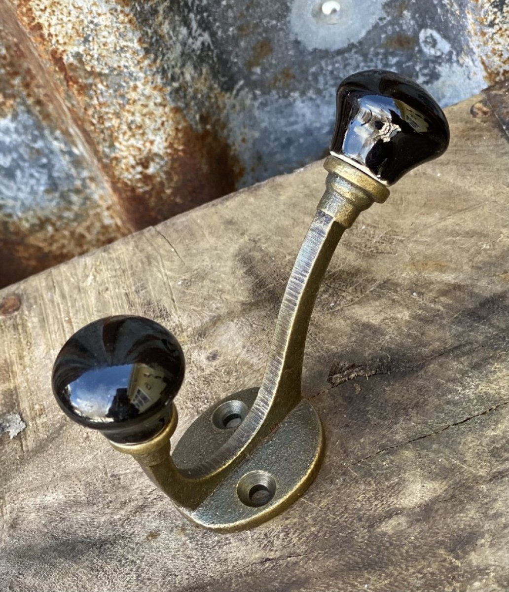 Krok Dubbelh ngare Antik Guld Med Svarta Porslins Knoppar krok-dubbelh-ngare-antik-guld-med-svarta-porslins-knoppar