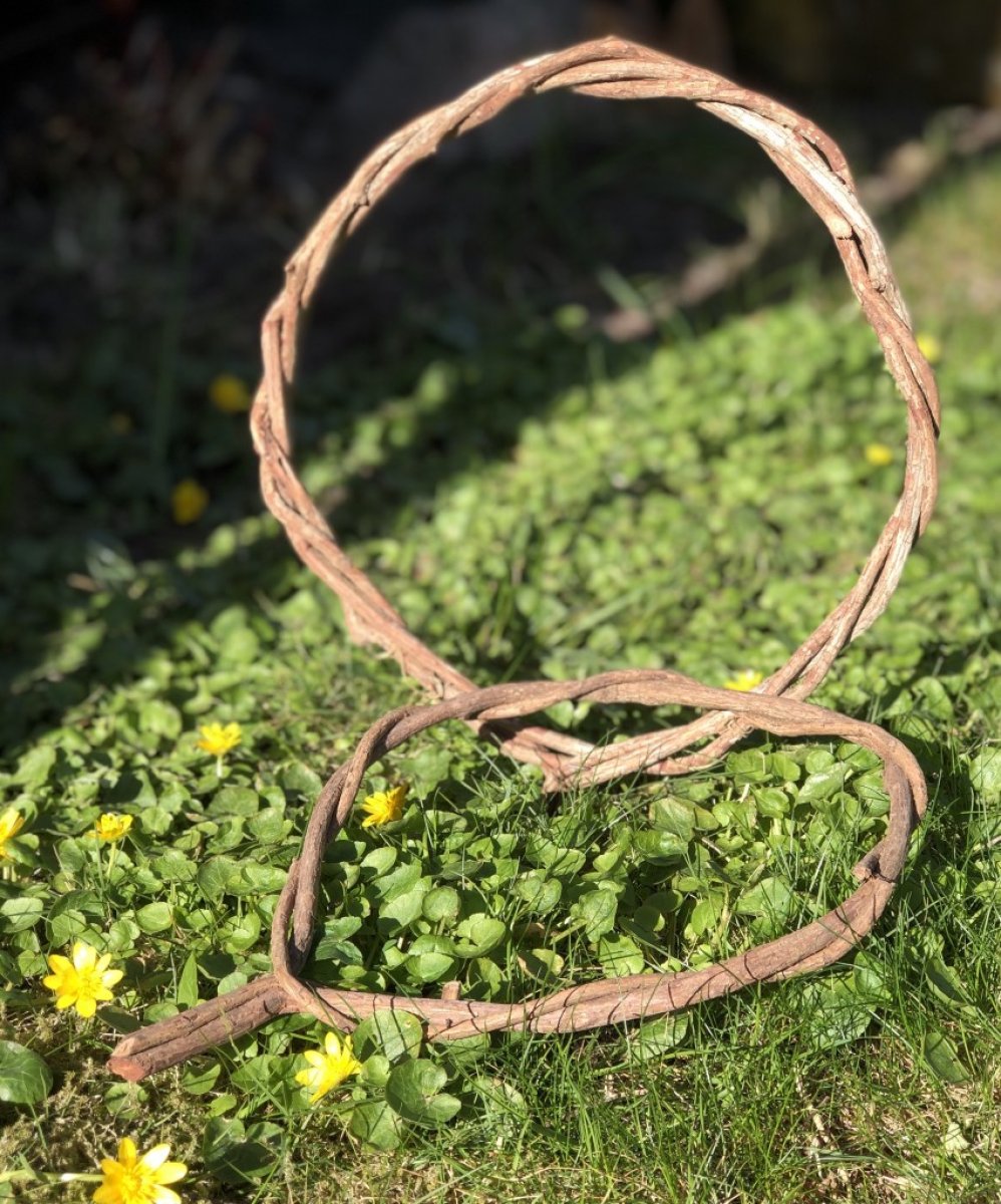 Flätad båge i natur material - För Trädgården