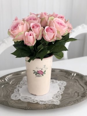 Vit /cream vit porslins kruka /vas med rosor . I vacker form som är lite bredare upptill och smalare nertill . Dekorerad med nöt