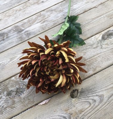 Vacker höstblomma mum brun med gröna blad. Lång stjälk och fyllig blomma. Välarbetad och verklighetstrogen konstgjord blomma.  M
