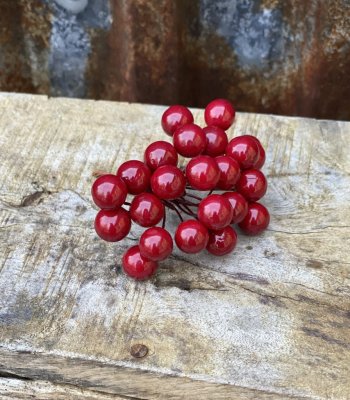 Röda bär konstgjorda i knippe att dekorera med. Sätta i en krans eller ha i en bukett / arrangemang. Bären sitter på ståltråd so