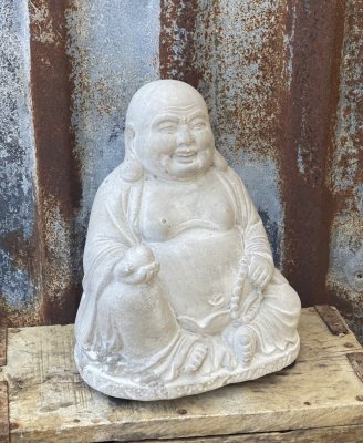 Söt sittande Buddha i betong. Går i en matt grå lite ruffig nyans tung i modellen. Fabriks slitna inslag kan förekomma i betong 