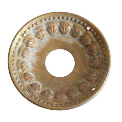 Gammeldags Ljusmanschett i antik guld . Med rund ytterkant och diskret mönster. I ruffig vacker industri stil.  Diameter: 8cm Lj