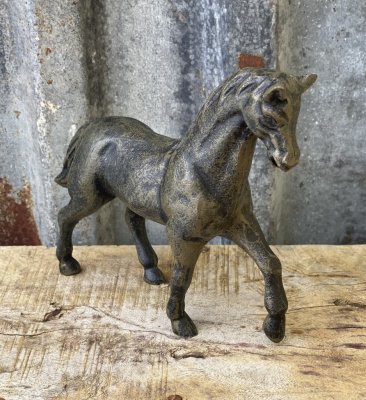 Vacker och elegant ståtlig häst staty i järn. Detaljrik och välarbetad i brun nyans och tyngre i modellen. Passande inomhus som 