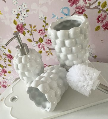 Porslins serie  bubbel till badrummet i tre delar. -Tvål pump  -Tandborstglas  -Toalettborste hållare i porslin med borste I vit