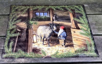 Bordstablett med gammeldags julmotiv av Lena Pettersson  Tacka vet jag tomten Med tomtefar med fåren i ladugården. Bordstablette
