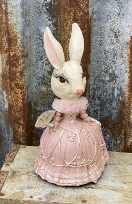 Söt och vacker vit kanin med rosa klänning. Detaljrik och välarbetad med söta och roliga egenheter runt om.    Höjd: 21cm Bredd: