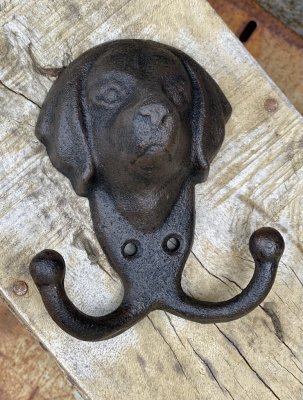 Vacker detaljrik krok i järn. Antik brun i nyansen och dekorerad med ett ansikte av en hund och två krokar.  Höjd: ca 10cm Bredd