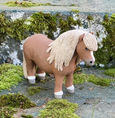 Ponny hästen Dixi en söt brun skönhet med beige man, att dekorera med. Designad av Erkers Marie Persson Leksand. Unik i sin stil