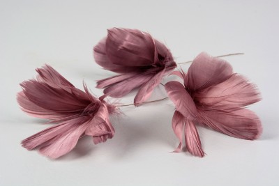 Dun påskfjädrar i modell fjäderblom i en mörkare gammelrosa / rosa lila nyans . Med ståltråd nertill att vira fast dunet med. Le