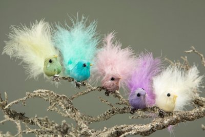 Små duvor/fåglar i pastell färger  med fjäder skrud att dekorera med. Finns i tre olika nyanser -Gul -Ljus Aprikos -Mörk Aprikos