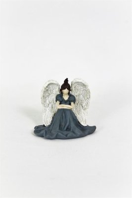 Vacker grå/ gråblå ängel modell Alice. I sittande modell med stora vackra vingar  och brunt hår . Ängeln går i en matt mjuk  nya