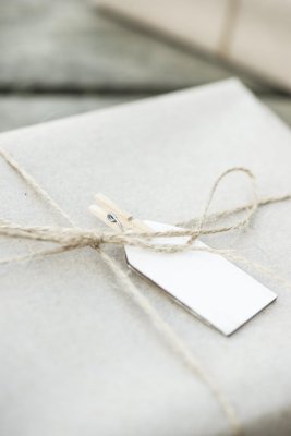 Liten mini klädnypa till pynt och dekoration. Att sätta fast lappar eller kort med, nypa fast en blomma eller kort på ett paket.