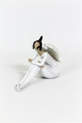 Leah vit sittande ängel med vitt hjärta och stora kurviga vingar på ryggen. Detalj full och välarbetad i unik annorlunda modell.