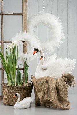 Vacker vit krans av fluffigt dun/ fjädrar . Att hänga på en dörr, vägg, skåp eller liknande . Pynta upp med ett vackert band ell