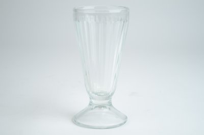 Dessertglas på fot i amerikansk retro design. Tillverkat i kraftigare glas med randigt mönster i glaset. Till glass, smoties, mi
