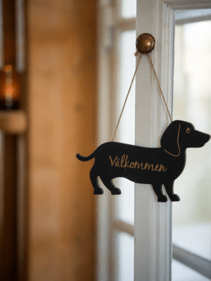 Välkommen skylt med svart hund Tax