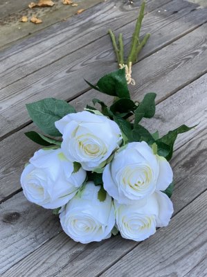 Vacker verklighetstrogen konstgjord blombukett med vita rosor i vackert verklighetstrogen kvalité. Buketten är virad med vackert