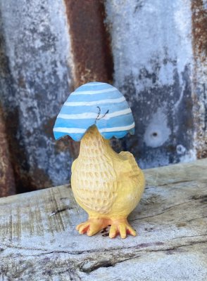 Söta Peppe påsk kyckling med påskägg på huvudet. Detaljrik och välarbetad i klara glada nyanser. Att pynta och dekorera med. Ägg
