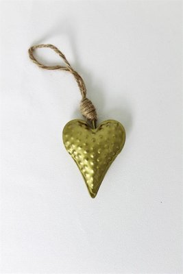 Guld färgat metall hjärta på snöre. Att dekorera pynta och pyssla med. I vacker lätt rundad modell med diskret mönster.  Mäter H