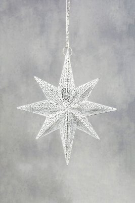 Vit jul stjärna / lampa med belysning att hänga. I plåt/metall vit målad i orientalisk lätt sliten stil. Hänger i passande kedja