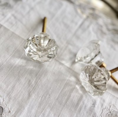 Diamant formad glas knopp i klar modell med lätt spetsig topp. Guld färgad metall stomme.    Längd: ca 7cm Bredd ca 3,3cm   Sälj