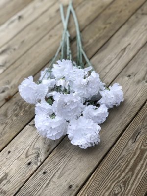 Vacker vit lilja i högre/längre modell med utslagen blomma och knopp samt flera gröna blad. Välarbetad och verklighetstrogen kon