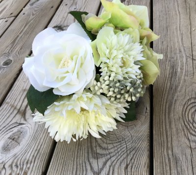Vacker vit bukett med blandade blommor av bla rosor och hortensia  . En välarbetad verklighetstrogen bukett med konstblommor. Me