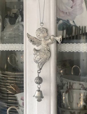 Vacker silverfärgad metall ängel med pingla. Snöre upptill så man kan hänga och dekorera med ängeln. I julgranen, fönstret på pa