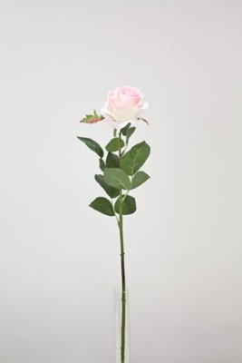 Vacker rosa verklighetstrogen konstblomma ros i utslagen vacker och romantisk modell med skaft och blad. Att dekorera med ensam