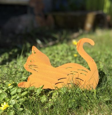 Rostig brun liggande katt i stick modell dvs på pinnar att sätta i marken, rabatten eller blomkrukan. Tillverkad i metall med pi