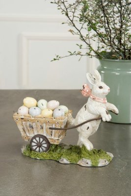 Vacker lantlig påsk hare som drar en kärra med pastell färgade ägg. Vacker dekoration i lite större modell med många fina och sö