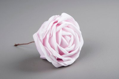 Vacker vit ros  isros  att dekorera med i större modell. Med glitter inslag  Rosen har ståltråd ist för stjälk så man lätt kan f