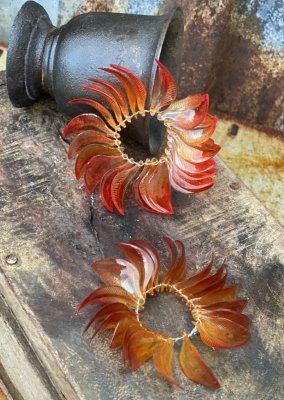 Ljusmanschett / krans med orangea pärlor formade som löv, på virad metall tråd. Att ha runt ett ljus eller använda som servettri