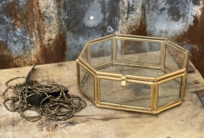 Vacker kantigt smyckeskrin ask i glas med guld kanter samt öppningsbart lock. Att förvara smycken eller andra vackra saker i. De