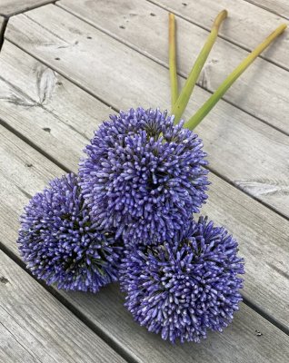 Stor blå Allium blomma, bollformad med grön stjälk. Välarbetad och vacker konstgjord blomma med verklighets känsla. Lika vacker
