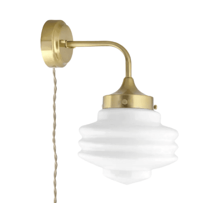 Opal vacker och elegant vägglampa i guld/mässing med glob/skärm i vitt opalglas. Med tvinnad elkabel i gammeldags stil. Storl