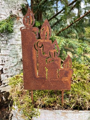 Rostiga ljus i modell om fyra stycken ljus som sitter ihop. Ljusen sitter på stick modell dvs på pinnar att sätta i ett arrangem