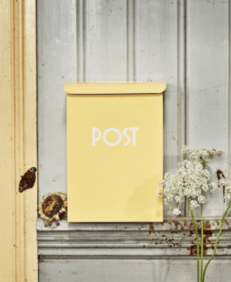 Postlåda gul i plåt gammeldags modell