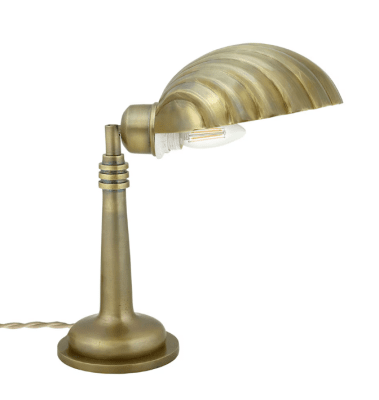 Bordslampa i antik guld formad som en snäcka