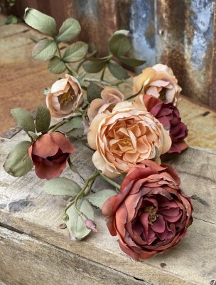 Vacker konstgjord torkad ros med flera blommor i mjuka nyanser. Finns i två modeller -Röd -Beige Stilfull och elegant i välarbet