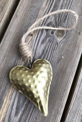 Silver färgat metall hjärta på snöre. Att dekorera pynta och pyssla med. I vacker lätt rundad modell med diskret mönster.  Mäter