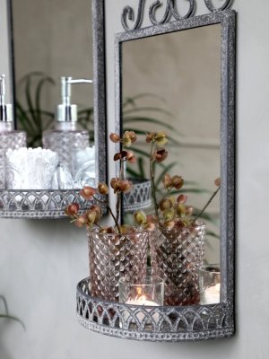 Vacker fransk spegel med hylla. I dekorerad  modell med bågformad hylla likt en balkong. Finns i två modeller. -Högre/större -Lä