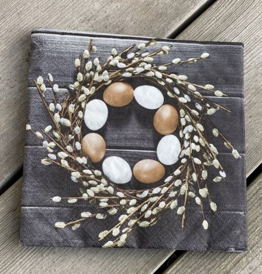 Påsk servetter med en krans av videkissar och ägg. Detaljrika och mjuka i nyanserna.  33cm * 33cm 3-lager 20 per paket