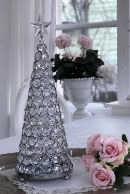 Vacker ljuslykta julgran i silver . Dekorerad med klara diamant prismor runt om samt en stjärna på toppen. Granens stomme är i m