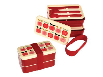 Röd picknick / matlåda i plast. Praktisk modell med två lådor, lock och bestick. Lådan hålls också ihop med ett brett gummiband.