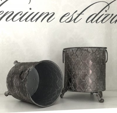 Vacker Fransk inspirerad kruka/urna i antik stil. Rund i modellen med ring formade handtag och snirkliga tassar. Finns i två sto